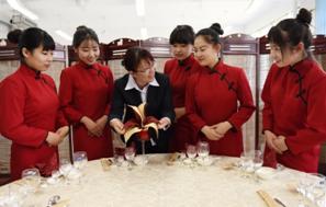 C:\Documents and Settings\Administrator\桌面\新建文件夹\实习实训\4 餐巾折花实训指导.jpg