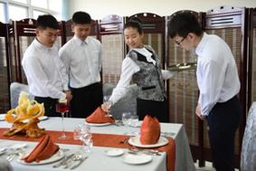 C:\Documents and Settings\Administrator\桌面\新建文件夹\实习实训训\学生们交流摆台技巧.jpg