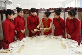 C:\Documents and Settings\Administrator\桌面\新建文件夹\实习实训训\图5 餐巾折花实训指导2.jpg